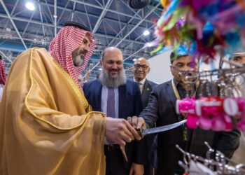 Jam Kamal inaugurates Single Country Exhibition in Jeddah