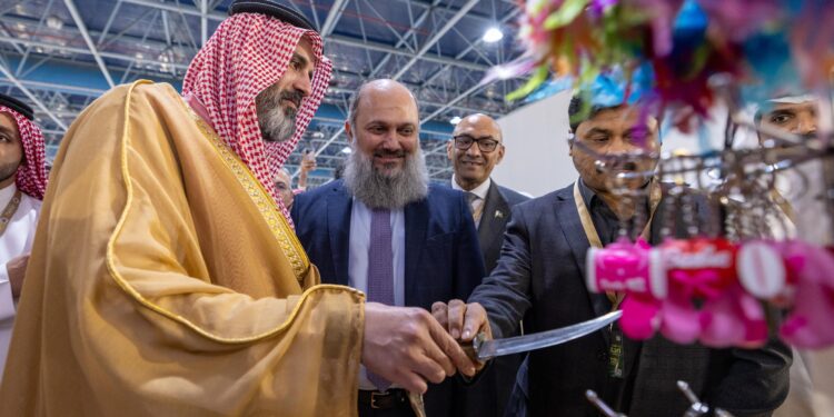 Jam Kamal inaugurates Single Country Exhibition in Jeddah