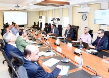FM, textile industry discuss challenges and opportunities for exports growth