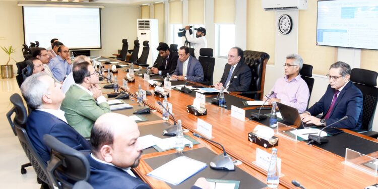 FM, textile industry discuss challenges and opportunities for exports growth