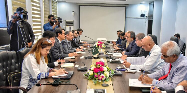 Leghari discusses power sector reforms, green financing with ADB delegation