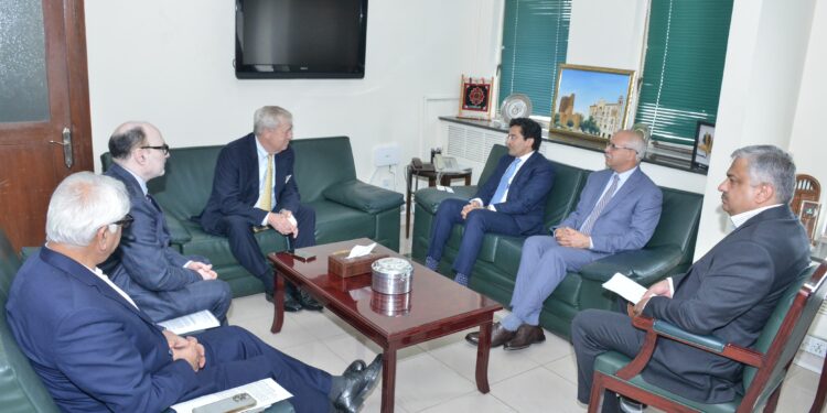 Hycarbex American Energy JV meets Petroleum Minister