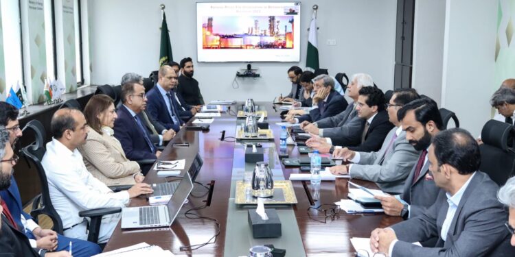 Petroleum Minister assures full support to oil industry to strengthen energy security, fast track upgradation tion